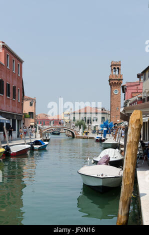 Les voies navigables de Murano, une série d'îles dans la lagune de Venise, célèbre pour sa fabrication de verre Banque D'Images