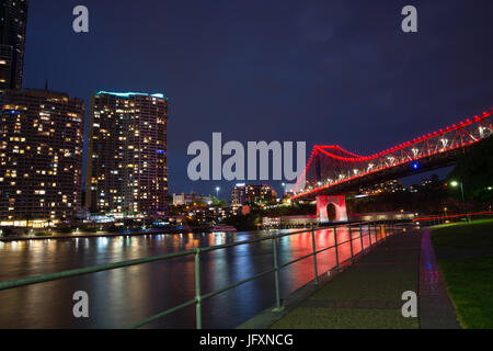 Story Bridge éclairés après la tombée de la nuit, Brisbane, Australie Banque D'Images