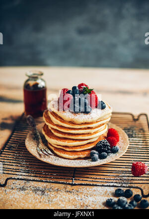 Crêpes aux bleuets et framboises Banque D'Images