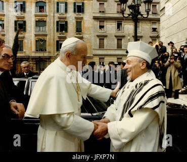 Karol Wojtyla, le Pape Jean Paul II rencontre le rabbin juif Elio Toaff, Rome, Italie Banque D'Images