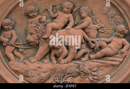 Plaque en terre cuite, Cupids et un lion Banque D'Images