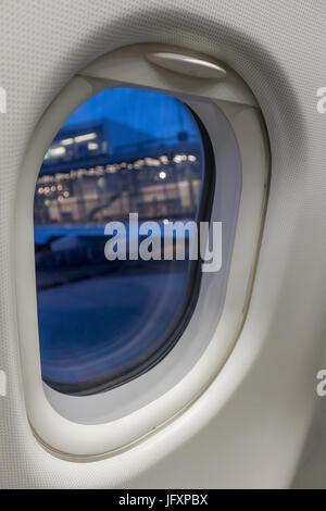 Vue à travers la fenêtre de l'avion à l'aérogare de l'aéroport de Schiphol. Banque D'Images