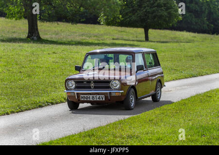 1980 80s brun Austin Morris Mini Clubman Classic, collectable restauré vintage années 1980 véhicules arrivant pour l'événement Mark Woodward à Leighton Hall, Carnforth, Royaume-Uni Banque D'Images