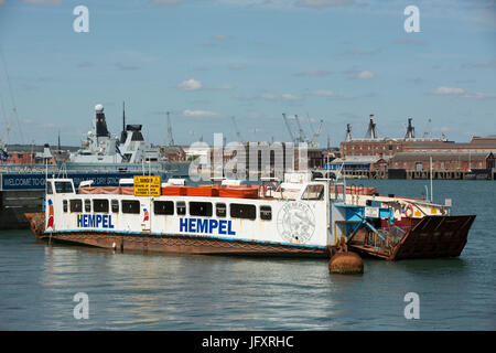 Ancienne chaîne link ferry maintenant superflues et désarmé dans le port de Portsmouth à Gosport Banque D'Images