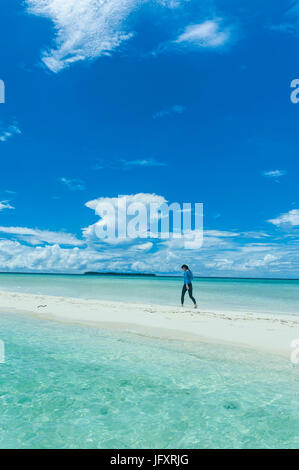 Balades touristiques sur une bande de sable peu apparaissant sur la marée basse à îles Rock, Palau, le centre du Pacifique, M. Banque D'Images