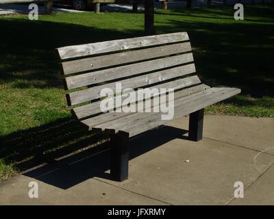 Le banc d'un parc avec de l'herbe à Sterling Lake dans le Kansas. Banque D'Images