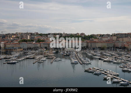 Vue aérienne de la promenade du front de mer et port de plaisance de Trieste. Riva Grumula / Riva Tommaso Gulli, Trieste, Frioul-Vénétie Julienne, Italie Banque D'Images