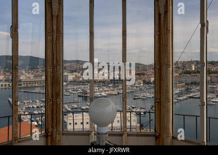 Vue aérienne sur Trieste et son port vu de la salle de la lanterne de l'ancien phare 'Lanterna'. Trieste, Frioul-Vénétie Julienne, Italie Banque D'Images