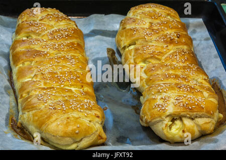 Les strudels frais sur plaques de cuisson Banque D'Images