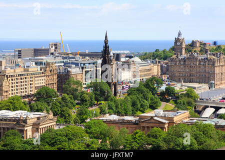 Vue sur la ligne d'horizon d'Édimbourg avec le Scott Monument et Firth of Forth en arrière-plan, Scotland.staycation Banque D'Images