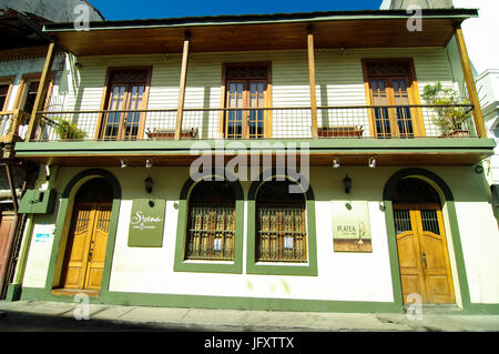 Vieille maison coloniale dans le Casco Viejo Panama transformé en restaurant et bar Banque D'Images