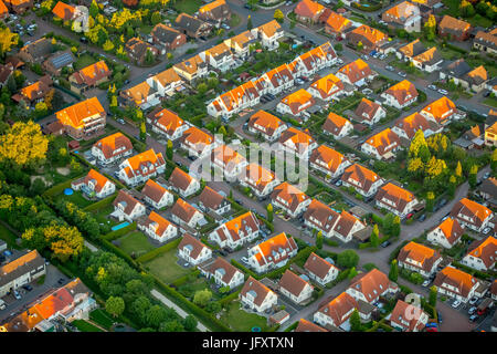 L'établissement résidentiel Weidenweg, maisons jumelées, propriété résidentielle, toits de tuiles rouges, Bergkamen, Ruhr, Rhénanie du Nord-Westphalie, Allemagne,Wo Banque D'Images