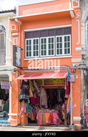 L'architecture portugaise vente Sino shophouse Batik sur Thalang Road, la ville de Phuket, Thaïlande Banque D'Images