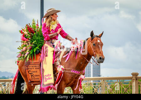 Portland, Oregon, USA - 10 juin 2017 : Clackamas Comté Fair & Canby Rodeo Cour dans la Grande Parade Floral, comme il s'étendait à travers la pluie, pendant Banque D'Images