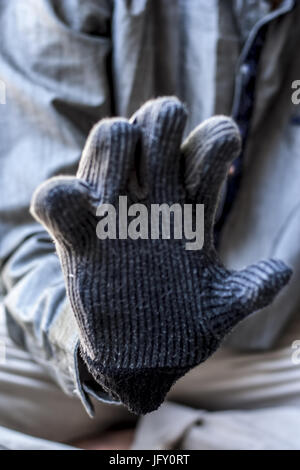 Main humaine portant des gants de motards. Banque D'Images