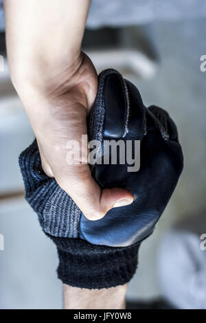 Main humaine portant des gants de motards. Banque D'Images