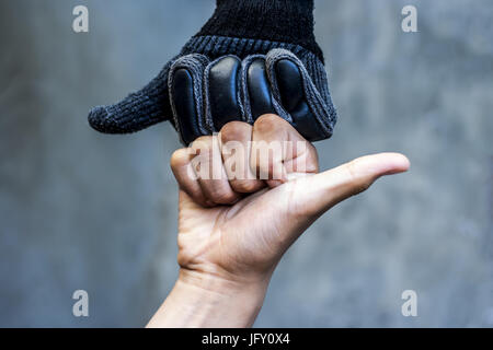 Main humaine portant des gants de motards. Banque D'Images