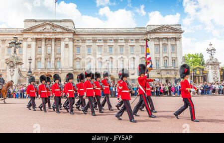 Londres, Royaume-Uni - 11 juillet 2012 : les officiers et soldats de la Coldstream Guards mars devant le palais de Buckingham lors du changement de la Banque D'Images