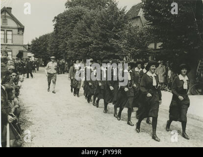 Uit een groep padvindsters passeert Rotterdam Wijchen tijdens de e vierdaagse. - F41801 - KNBLO Banque D'Images