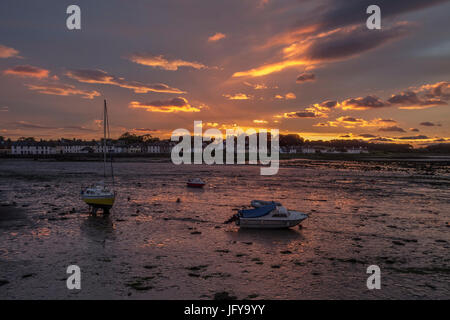 Les petits bateaux à l'eau dans la boue à Garlieston Harbour au coucher du soleil avec la marée.(format paysage) Banque D'Images