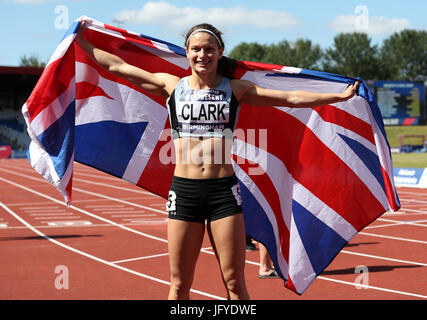 Zoey Clark célèbre remportant la finale du 400 mètres Femmes avec Emily Diamond (droite) en terminant deuxième lors de la deuxième journée des essais de l'équipe d'athlétisme britannique 2017 à Alexander Stadium, Birmingham. Banque D'Images