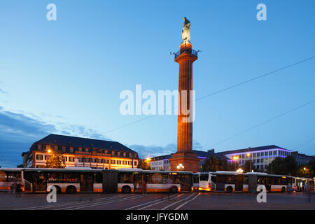 La place Luisenplatz avec Ludwigsmonument Columne et bâtiment du Conseil régional au crépuscule, Darmstadt, Hesse, l'Europe JE Ludwigsmonument und mit Luisenplatz Banque D'Images