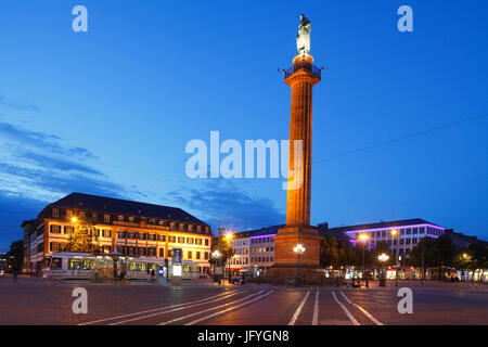 La place Luisenplatz avec Ludwigsmonument Columne et bâtiment du Conseil régional au crépuscule, Darmstadt, Hesse, l'Europe JE Ludwigsmonument und mit Luisenplatz Banque D'Images