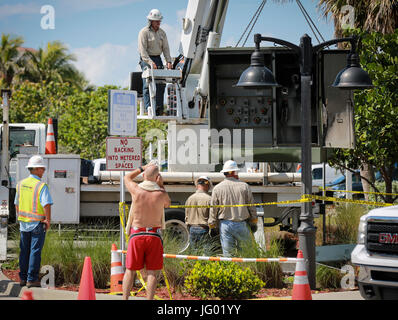 En Floride, aux États-Unis. 2 juillet, 2017. Retirer les travailleurs un transformateur endommagé à Lake Worth beach dimanche matin, le 2 juillet 2017. Plusieurs entreprises sont restées fermées à Lake Worth beach après un accident samedi soir a endommagé la boîte. Credit : Bruce R. Bennett/Le Palm Beach Post/ZUMA/Alamy Fil Live News Banque D'Images