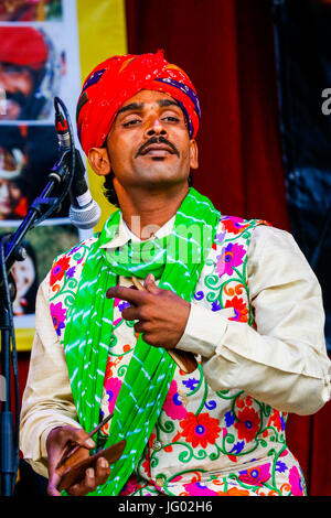 Glasgow, Ecosse. 07 juillet, 2017. Plusieurs milliers de spectateurs se sont rendus à regarder les animations à la Glasgow Mela, le plus grand événement multiculturel en Écosse y compris la musique du groupe "Caravane" du Rajastan et les femmes en costumes traditionnels de l'Assam danseurs. Credit : Findlay/Alamy Live News Banque D'Images