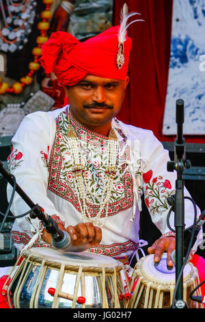 Glasgow, Ecosse. 07 juillet, 2017. Plusieurs milliers de spectateurs se sont rendus à regarder les animations à la Glasgow Mela, le plus grand événement multiculturel en Écosse y compris la musique du groupe "Caravane" du Rajastan et les femmes en costumes traditionnels de l'Assam danseurs. Credit : Findlay/Alamy Live News Banque D'Images