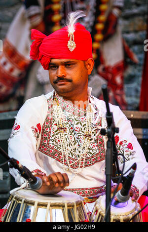 Glasgow, Ecosse. 07 juillet, 2017. Plusieurs milliers de spectateurs se sont rendus à regarder les animations à la Glasgow Mela, le plus grand événement multiculturel en Écosse y compris la musique du groupe "Caravane" du Rajastan et les femmes en costumes traditionnels de l'Assam danseurs. Credit : Findlay/Alamy Live News Banque D'Images