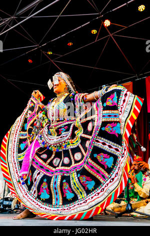 Glasgow, Ecosse. 07 juillet, 2017. Plusieurs milliers de spectateurs se sont rendus à regarder les animations à la Glasgow Mela, le plus grand événement multiculturel en Écosse y compris la musique du groupe "Caravane" du Rajastan et les femmes en costumes traditionnels de l'Assam danseurs. Credit : Findlay/Alamy Live News Banque D'Images