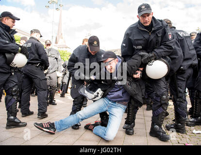 Hambourg, Allemagne. 2 juillet, 2017. Une démonstration claire des policiers pour un camp de protestation pendant le Sommet du G20 à l'Rathausmarkt place en face de l'hôtel de ville de Hambourg, Allemagne, 2 juillet 2017. Quelques jours avant la réunion des principaux chefs d'état et de gouvernement à Hambourg, des milliers de personnes se sont rassemblées pour manifester contre la sortie de l'énergie du charbon et du commerce mondial équitable. Photo : Daniel Bockwoldt/dpa/Alamy Live News Banque D'Images