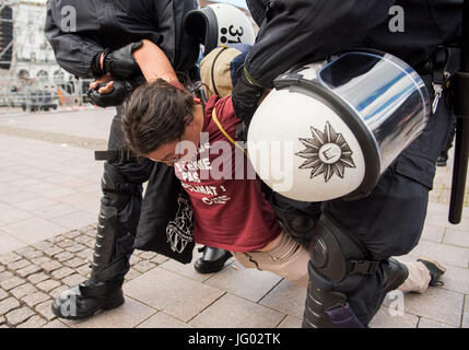 Hambourg, Allemagne. 2 juillet, 2017. Une démonstration claire des policiers pour un camp de protestation pendant le Sommet du G20 à l'Rathausmarkt place en face de l'hôtel de ville de Hambourg, Allemagne, 2 juillet 2017. Quelques jours avant la réunion des principaux chefs d'état et de gouvernement à Hambourg, des milliers de personnes se sont rassemblées pour manifester contre la sortie de l'énergie du charbon et du commerce mondial équitable. Photo : Daniel Bockwoldt/dpa/Alamy Live News Banque D'Images