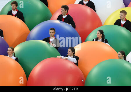 Saint Petersburg, Russie. 2 juillet, 2017. Artistes jouent pendant la finale de la Coupe des Confédérations entre le Chili et l'Allemagne à la Saint Petersbourg Stadium à Saint Petersburg, Russie, 2 juillet 2017. Photo : Marius Becker/dpa/Alamy Live News Banque D'Images