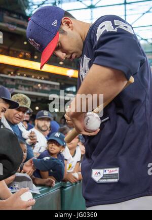 Houston, TX, USA. 2 juillet, 2017. New York Yankees lanceur droitier Luis cessa (85) signe des autographes avant le début de la MLB match entre les Yankees de New York et les Astros de Houston au Minute Maid Park de Houston, TX. John Glaser/CSM/Alamy Live News Banque D'Images