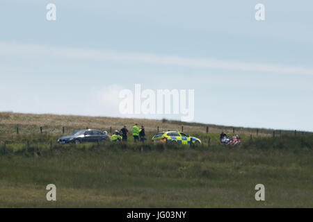 Accident de moto sur l'A543 Pentrefoelas à Denbigh Road Evo 'Triangle' - il semble y avoir une sorte d'accident de moto sur le Nord du Pays de Galles dans les landes de Denbigh road la route A543 également connu sous le nom de 'Triangle' Evo parmi les amateurs de voitures... Là où quelques véhicules de police sur les lieux y compris d'un chargement de black BMW série 3 berline, la moto peut être vu dans le fossé. Cette photo a été prise sur le 02/07/2017 à 16:17 autre que cette information que j'ai pas d'autres informations au sujet de cette. Banque D'Images