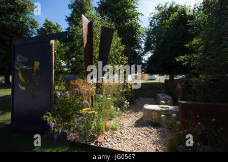 RHS Hampton Court Palace Flower Show 2017, Surrey, England, UK 2 juin 2017 déjà éprouvés - La Métamorphose' conçu par Martyn Wilson les derniers préparatifs avant l'ouverture de cette années RHS Hampton Court Palace Flower Show 2017.Les concepteurs, producteurs, fleuristes, et tradestand exposants viennent ensemble pour le spectacle historique de l'horticulture annuel dans le parc du château de Hampton Court. Credit : Clickpics/Alamy Live News Banque D'Images