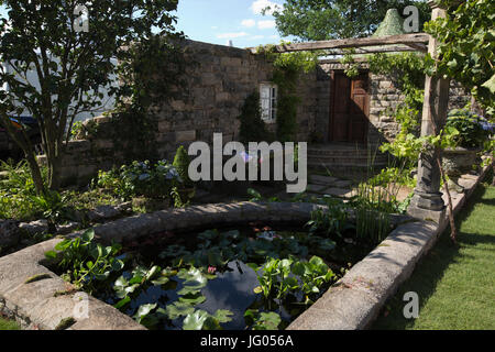 RHS Hampton Court Palace Flower Show 2017, Surrey, England, UK 2 Juin 2017 'Turismo de Galice : Le Pazo's Secret Garden' conçu par McMonigall Rose les derniers préparatifs en cours avant l'ouverture de cette années RHS Hampton Court Palace Flower Show 2017.Les concepteurs, producteurs, fleuristes, et tradestand exposants viennent ensemble pour le spectacle historique de l'horticulture annuel dans le parc du château de Hampton Court. Credit : Clickpics/Alamy Live News Banque D'Images