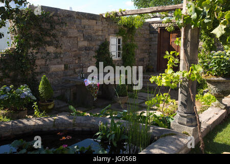 RHS Hampton Court Palace Flower Show 2017, Surrey, England, UK 2 Juin 2017 'Turismo de Galice : Le Pazo's Secret Garden' conçu par McMonigall Rose les derniers préparatifs en cours avant l'ouverture de cette années RHS Hampton Court Palace Flower Show 2017.Les concepteurs, producteurs, fleuristes, et tradestand exposants viennent ensemble pour le spectacle historique de l'horticulture annuel dans le parc du château de Hampton Court. Credit : Clickpics/Alamy Live News Banque D'Images