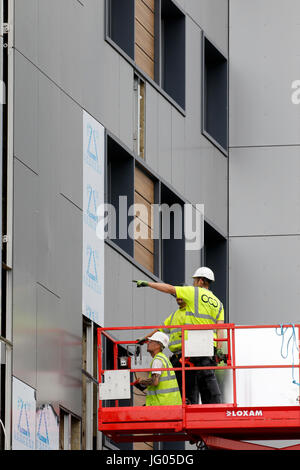 Swansea, Royaume-Uni. 2 juillet, 2017. Nouveau bardage sur trois blocs tour résidentielle à Clyne, Cour Sketty, Swansea, n'a pas de nouveaux tests de sécurité après l'incendie de la tour de Grenfell, à Londres, au Royaume-Uni. (Voir 27/07/2017 - Cour Clyne photos) Credit : Gareth Llewelyn/Alamy Live News. Banque D'Images