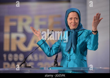 Paris, France 01/07/2017 - La grande réunion annuelle de la résistance iranienne (CNRI) a eu lieu au centre des expositions de Villepinte près de Paris. Maryam Radjavi a parlé devant plus de 100 000 personnes de la diaspora iranienne, venant de partout dans le monde. Les dirigeants politiques français et internationaux a également fait un discours à la soutenir. Banque D'Images