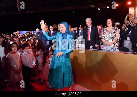 Paris, France 01/07/2017 - La grande réunion annuelle de la résistance iranienne (CNRI) a eu lieu au centre des expositions de Villepinte près de Paris. Maryam Radjavi a parlé devant plus de 100 000 personnes de la diaspora iranienne, venant de partout dans le monde. Les dirigeants politiques français et internationaux a également fait un discours à la soutenir. Banque D'Images