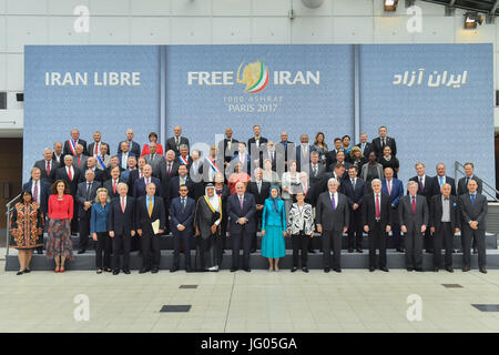 Paris, France 01/07/2017 - La grande réunion annuelle de la résistance iranienne (CNRI) a eu lieu au centre des expositions de Villepinte près de Paris. Maryam Radjavi a parlé devant plus de 100 000 personnes de la diaspora iranienne, venant de partout dans le monde. Les dirigeants politiques français et internationaux a également fait un discours à la soutenir. Banque D'Images