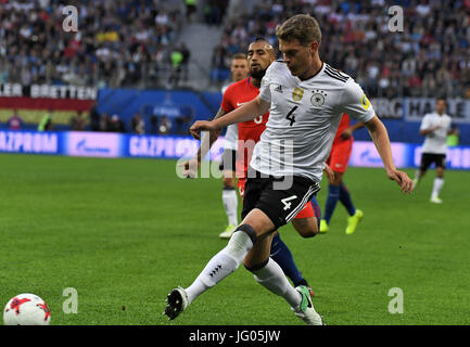 Saint-pétersbourg, Russie. 2 juillet, 2033. La Russie. Saint-pétersbourg. Le 2 juillet 2017. Les joueurs de l'équipe nationale du Chili Arturo Vidal et l'équipe nationale allemande Matthias Ginter (de gauche à droite) en Coupe des Confédérations finale entre les équipes nationales du Chili et de l'Allemagne. Credit : Andreï Pronin/ZUMA/Alamy Fil Live News Banque D'Images