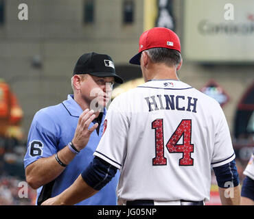 Houston, TX, USA. 2 juillet, 2017. Astros de Houston manager A.J. Hinch (14) affirme avec accueil arbitre Mike Dominique Barbéris (76) dans la première manche au cours de la MLB match entre les Yankees de New York et les Astros de Houston au Minute Maid Park de Houston, TX. John Glaser/CSM/Alamy Live News Banque D'Images