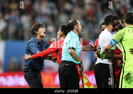 Saint-pétersbourg, Russie. 2 juillet, 2017. L'entraîneur-chef allemand Joachim Loew (1re L) soutient avec Gonzalo Jara (Chili) sur le terrain pendant le match final entre le Chili et l'Allemagne à la Coupe des Confédérations de la FIFA 2017 à Saint-Pétersbourg, Russie, le 2 juillet 2017. L'Allemagne a déclaré le titre en battant le Chili par 1-0. Credit : Wu Zhuang/Xinhua/Alamy Live News Banque D'Images