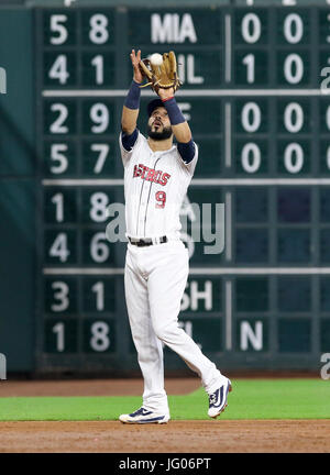 Houston, TX, USA. 2 juillet, 2017. Astros de Houston de troisième but Marwin Gonzalez (9) capture un ballon dans la troisième manche au cours de la MLB match entre les Yankees de New York et les Astros de Houston au Minute Maid Park de Houston, TX. John Glaser/CSM/Alamy Live News Banque D'Images