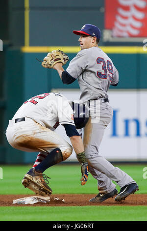 Houston, TX, USA. 2 juillet, 2017. New York Yankees seconde base Tyler Wade (39) tente un double jeu comme voltigeur de droite des Houston Astros Josh Reddick (22) glisse dans à la seconde en sixième manche au cours de la MLB match entre les Yankees de New York et les Astros de Houston au Minute Maid Park de Houston, TX. John Glaser/CSM/Alamy Live News Banque D'Images