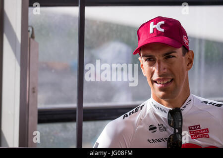 Le cycliste Suisse Reto Hollenstein de l'équipe Katusha Alpecin lors d'une conférence de presse à Düsseldorf, Allemagne, 28 juin 2017. Le Tour de France va commencer du 1 juillet à Düsseldorf. Photo : Daniel Karmann/dpa Banque D'Images